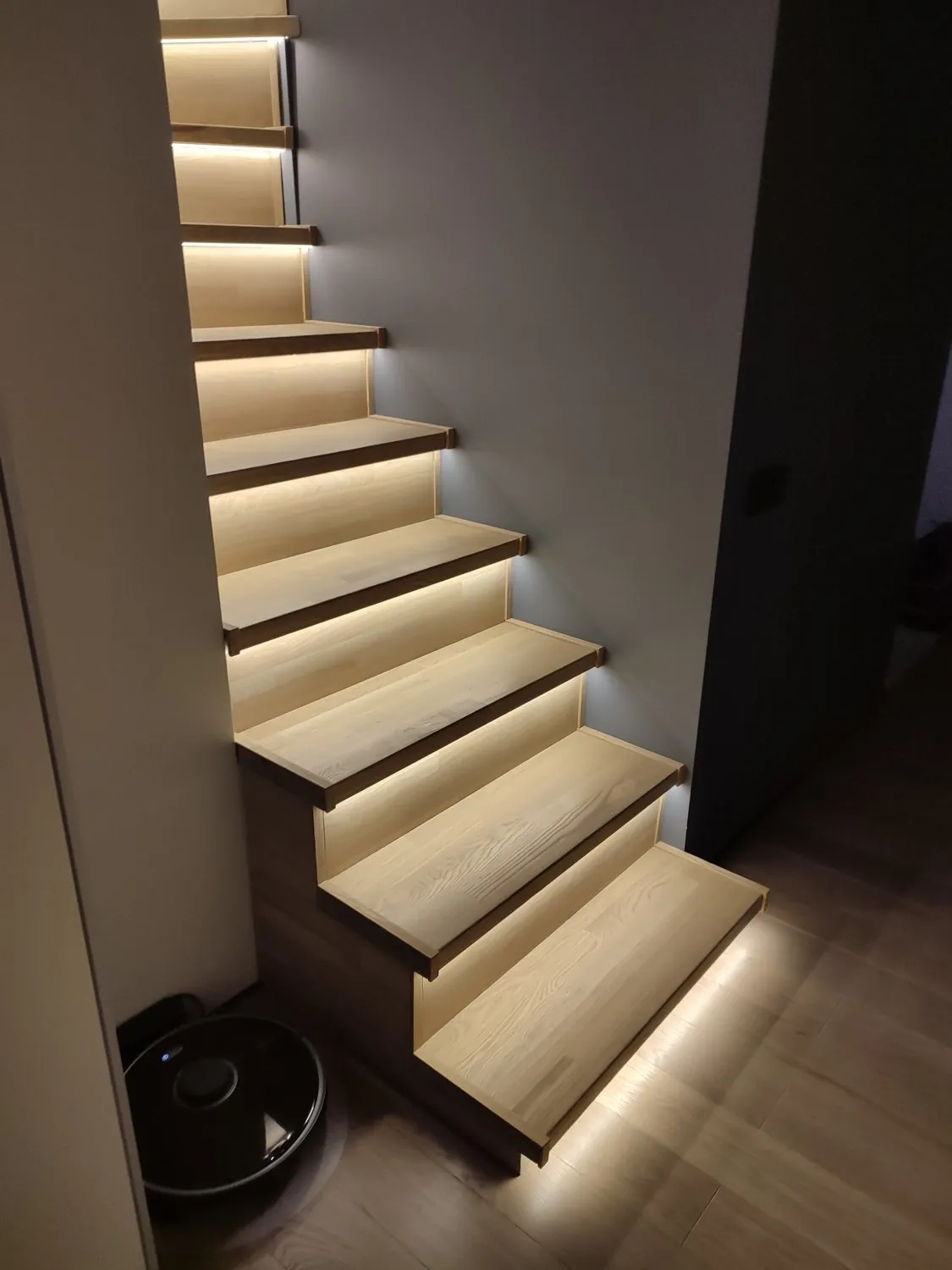 LED-подсветка ступеней лестницы, монтаж освещения в частном доме